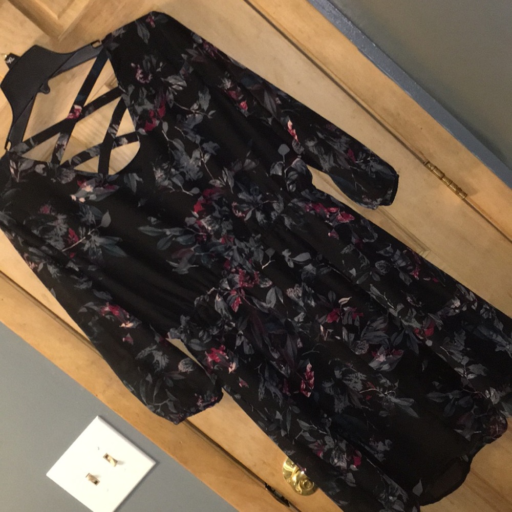 Black floral cross cross - Picture 3 of 5